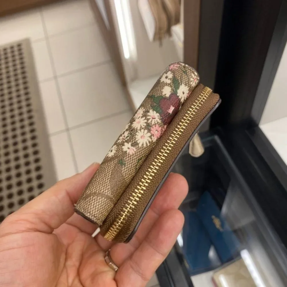 Trifold Wallet With Dandelion Floral - Picture 4 of 8